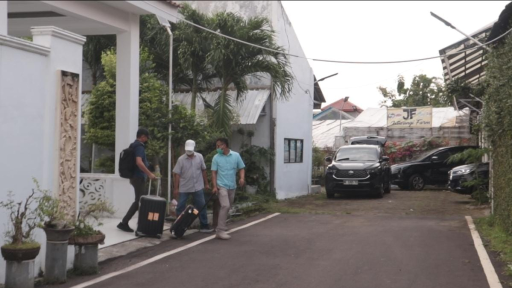 Petugas KPK membawa koper usai melakukan penggeledahan di rumah pengembang di Perumahan Jatiwangi Regency, Kota Madiun, Selasa (7/4/2026). Dalam penggeledahan tersebut, penyidik menyita satu unit handphone dan sejumlah kaos terkait Pilkada 2024.