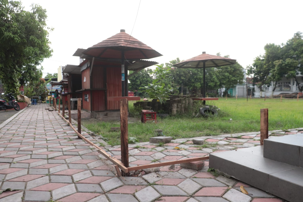 Lapangan Josenan Kota Madiun yang dipatok sebagai lokasi rencana pembangunan KKMP, mendapat penolakan dari warga.