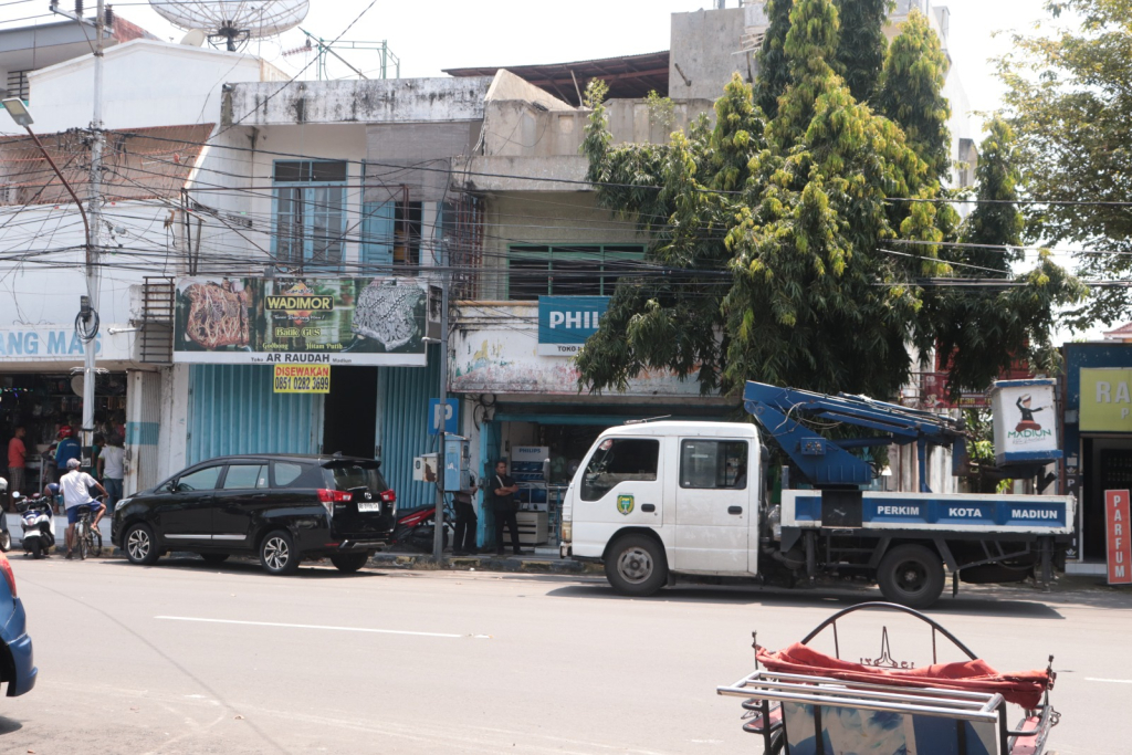 Toko Listrik Satria di Kota Madiun tampak didatangi petugas saat proses penggeledahan oleh KPK, Rabu (8/4/2026).