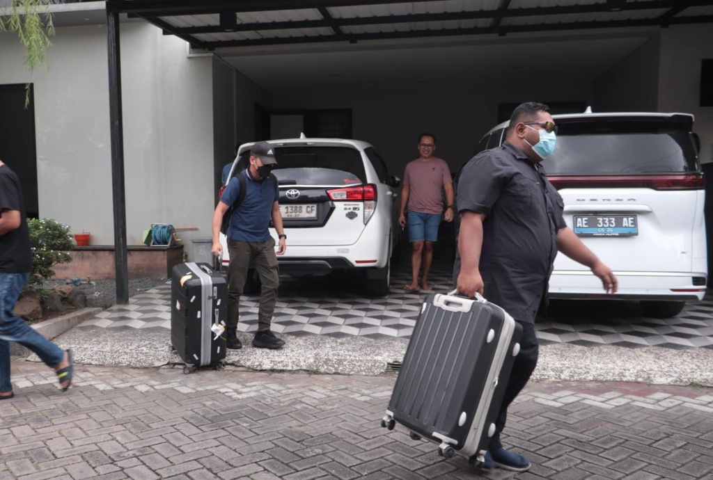 Peristiwa KPK Geledah Rumah Pengusaha EO Madiun, Bawa Satu Handphone 