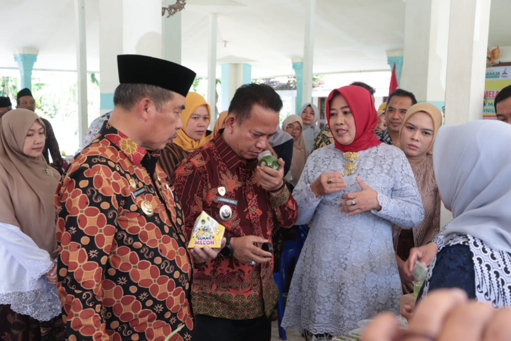 Bupati Madiun Hari Wuryanto dan Wakil Bupati Madiun dr.Purnomo Hadi mencicipi produk olahan melon saat menghadiri Bimtek Hilirisasi Olahan Melon di Desa Krandegan Kecamatan Kebonsari, Selasa (21/4/2026).