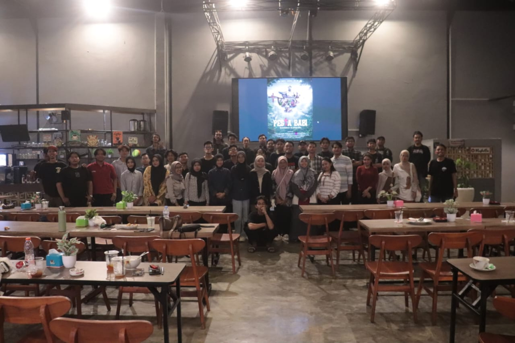 Diskusi dan Nonton Bareng film Pesta Babi di Warung Garasi Kota Madiun, Sabtu(25/4/2026) malam.