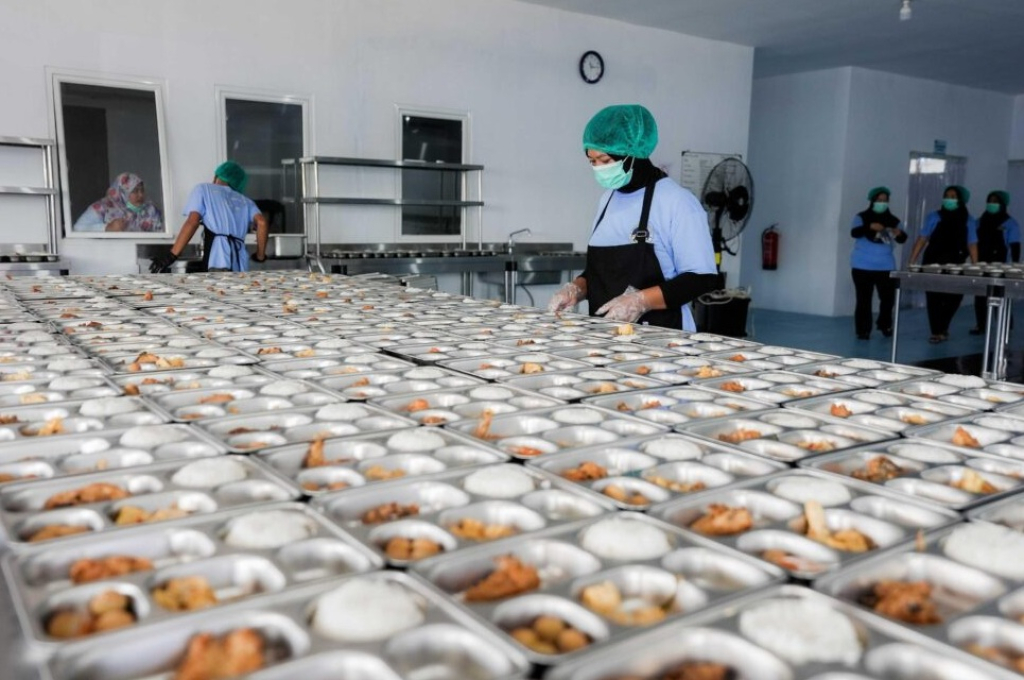 Ilustrasi. Salah satu operasional SPPG saat menyiapkan menu Makan Bergizi Gratis (MBG). SP/ BGK