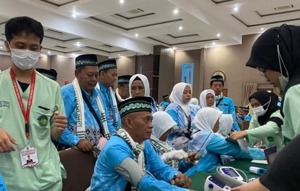 Calon jemaah haji kloter 1 dan 2 tiba di Asrama Haji Embarkasi Surabaya. SP/ SBY
