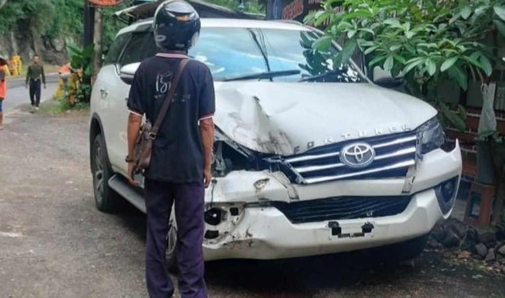 Kondisi Fortuner tertimpa batu besar di Trenggalek, Jawa Timur akibat tertimpa material longsor yang menghubungkan akses penghubung Kabupaten Ponorogo dan Kabupaten Trenggalek. SP/ PNG