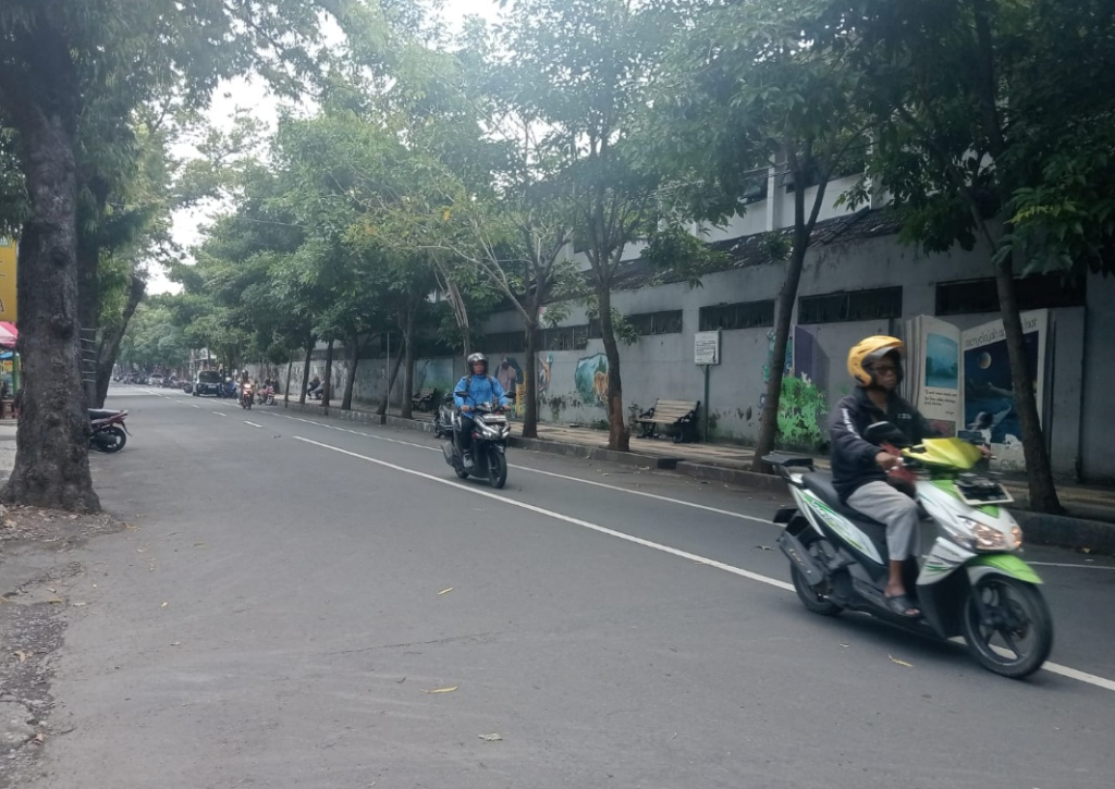 Kondisi Jalan KH A. Dahlan di sekitar Alun-alun Jombang tampak bersih dari aktivitas PKL liar di zona merah. SP/ JBG