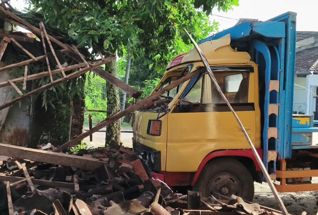 Kondisi bangunan Sekolah Dasar Negeri (SDN) 2 Bendo di Desa Bendo, Kecamatan Bendo, roboh karena lapuk dan berusia tua.  SP/ MGT