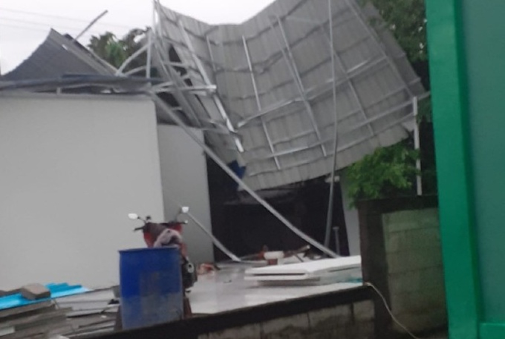 Kondisi bangunan SPPG di Desa Mlideg, Kecamatan Kedungadem, Bojonegoro mengalami kerusakan cukup parah akibat diterjang hujan angin kencang. SP/ BJN