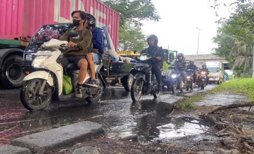Situasi macet akibat banjir rob yang merendam kawasan Jalan Margomulyo, Surabaya.  SP/ SBY