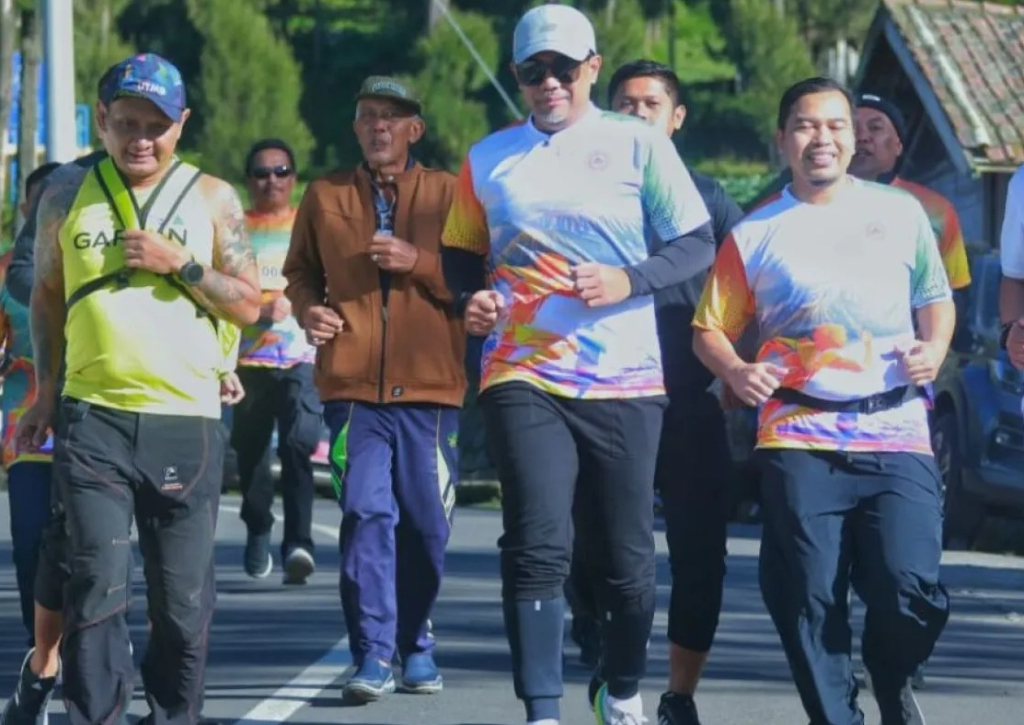 Bupati Probolinggo M. Haris (dua dari kiri) ikut lari dalam kegiatan Bromo Medic Run 2026 di kawasan wisata Jembatan Kaca Seruni Point Bromo. SP/ PRB