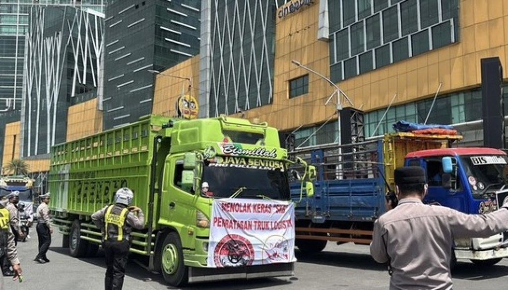 Sejumlah sopir truk yang ikut dalam aksi demo memadati kawasan Bundaran Waru hingga Ahmad Yani Surabaya.  SP/ SBY