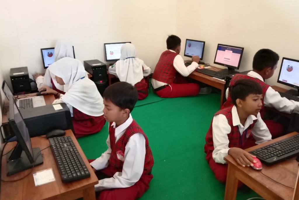 Siswa SDN Kadipaten 3 menjalani ANBK hari pertama kemarin (23/10). Pelaksanaan asesmen berlangsung tanpa kendala. SP/ BJN