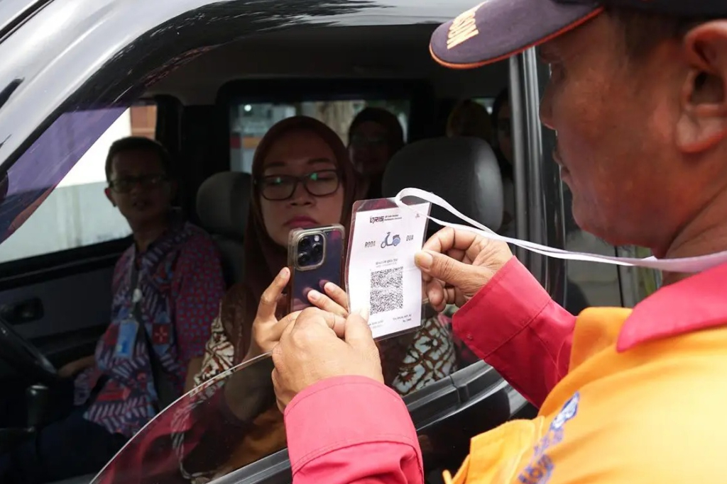 Pembayaran parkir menggunakan sistem digitalisasi.  SP/ SBY