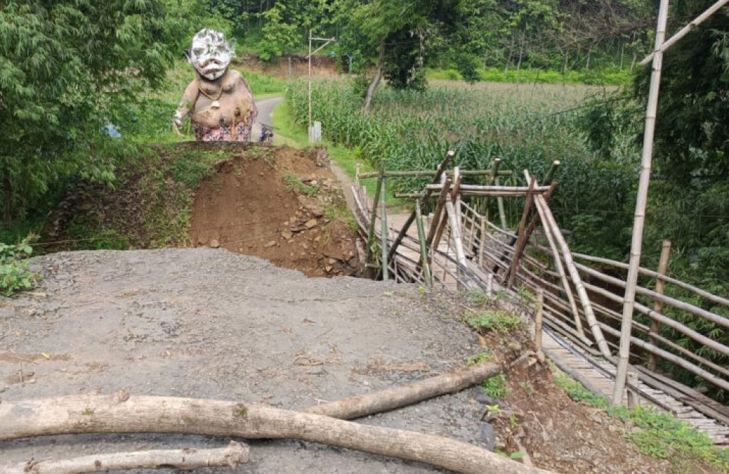 Penampakan dua jembatan di Desa Grogol, Kecamatan Sawoo, Ponorogo putus akibat diterjang banjir sepanjang 2025.  SP/ PNG