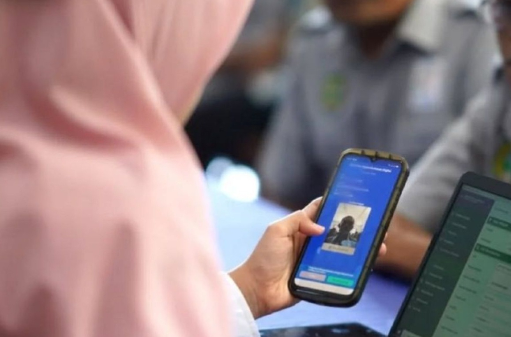 Kegiatan aktivasi Identitas Kependudukan Digital (IKD) di Dinas Dukcapil Kota Madiun, Jawa Timur. SP/ MDN