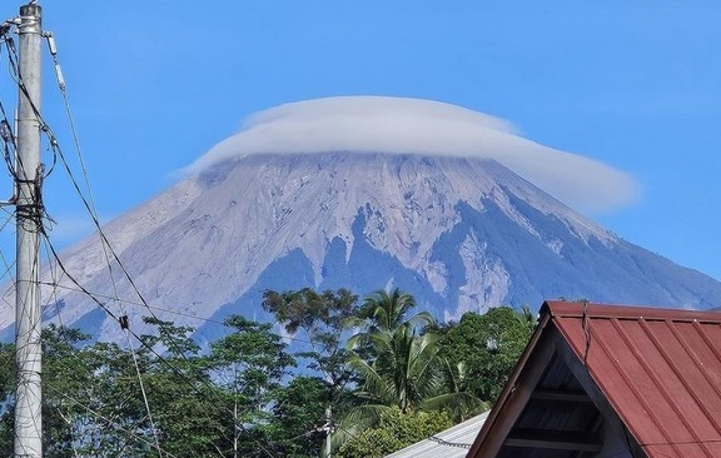 Penampakan fenomena Gunung Semeru tampak bertopi awan di Lumajang, Jawa Timur. SP/ LMJ