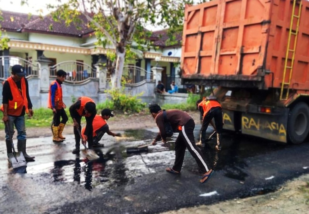 Progres pengaspalan jalan. Pemerintah Kabupaten Ponorogo menghitung ulang anggaran dan target pekerjaan pasca kenaikan harga aspal.  SP/ PNG