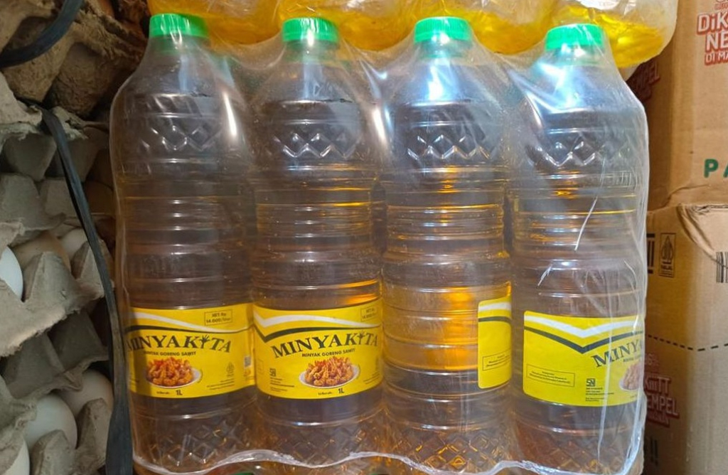 Ilustrasi. Salah satu penjual minyak goreng merk Minyakita di pasar tradisional Kota Surabaya.  SP/ SBY