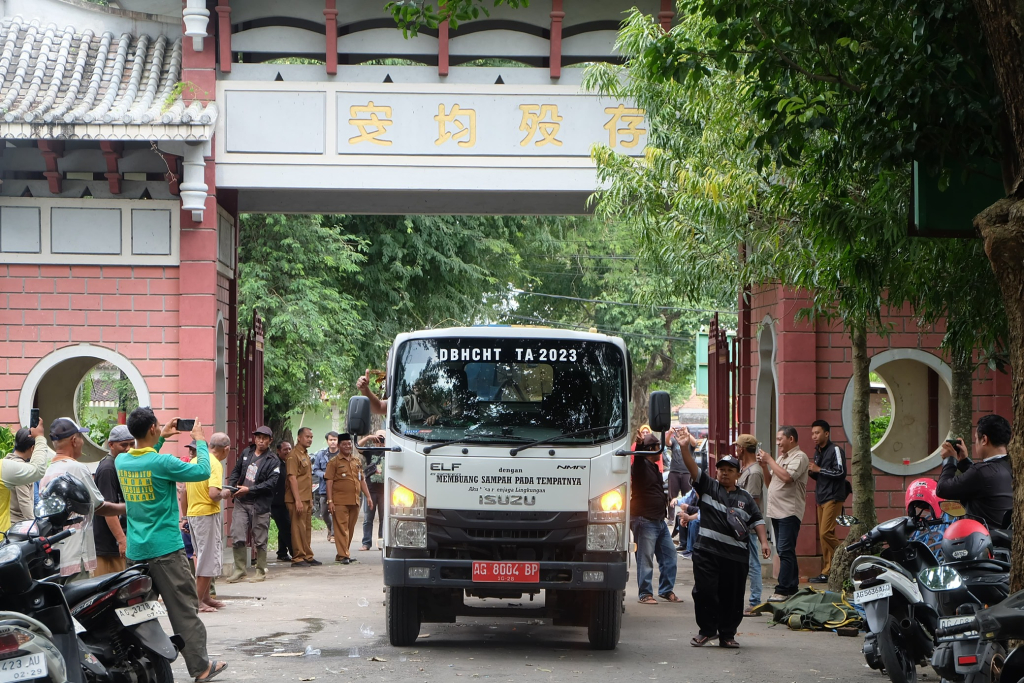Usai diblokade warga akses Tempat Pembuangan Akhir (TPA) Klotok Kota Kediri akhirnya dibuka setelah adanya kesepakatan antar warga dan Pemerintah Kota Kediri, Selasa (7/4/2026). SP/ Duchan Prakasa