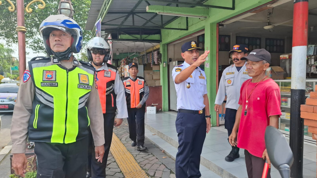 Kepala Dinas Perhubungan Kota Mojokerto, Mochammad Hekamarta Fanani saat melakukan pantauan ke zona kawasan parkir berlangganan.