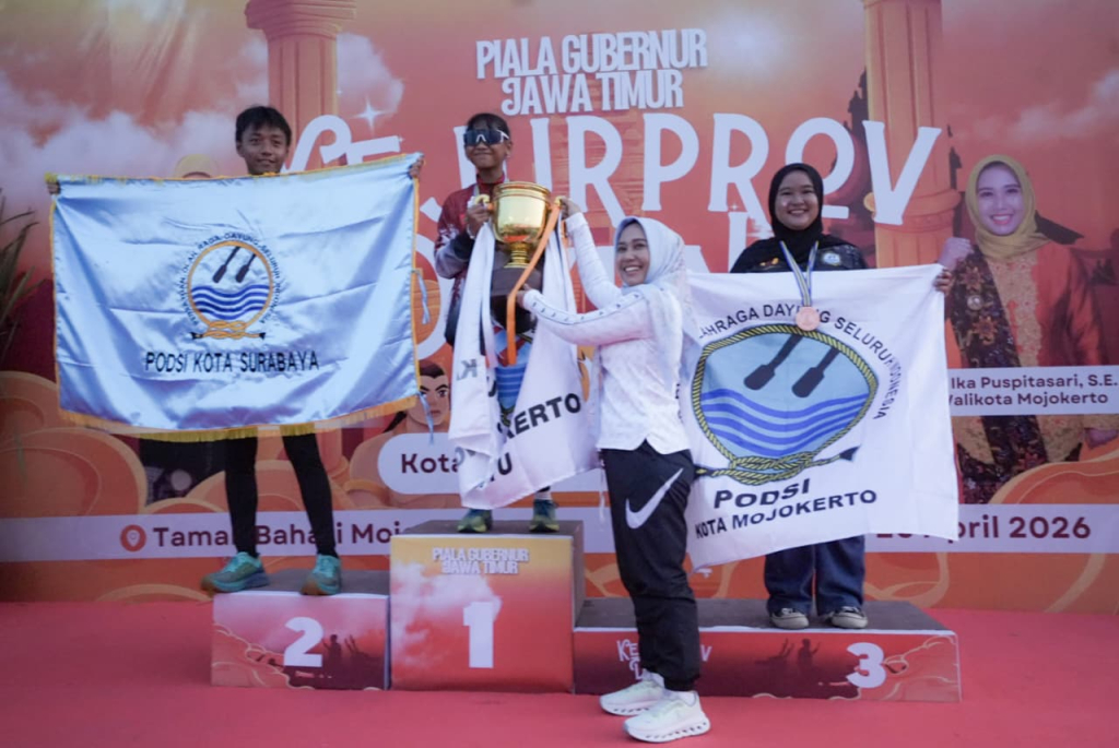 Walikota Ning Ita saat memberikan trophy juara umum Kejurprov Dayung Jawa Timur Tahun 2026