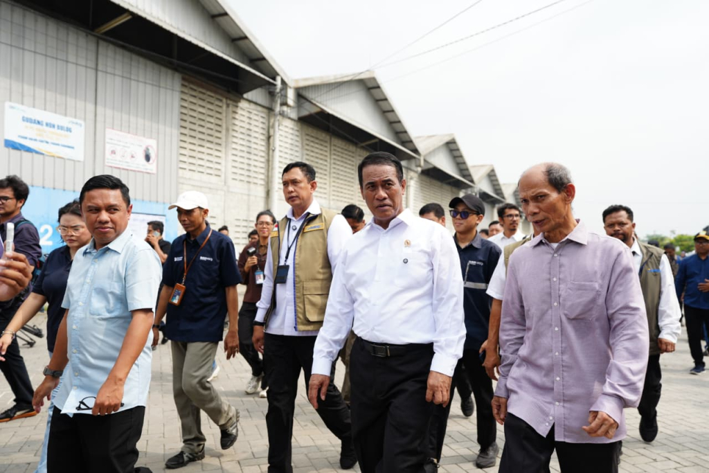 Letnan Jenderal TNI (Purn) Dr. Ahmad Rizal Ramdhani S.Sos, SH. M.Han saat mendampingi Menteri Pertanian Andi Amran Sulaiman sidak ke Gudang Filial BULOG Cabang Karawang