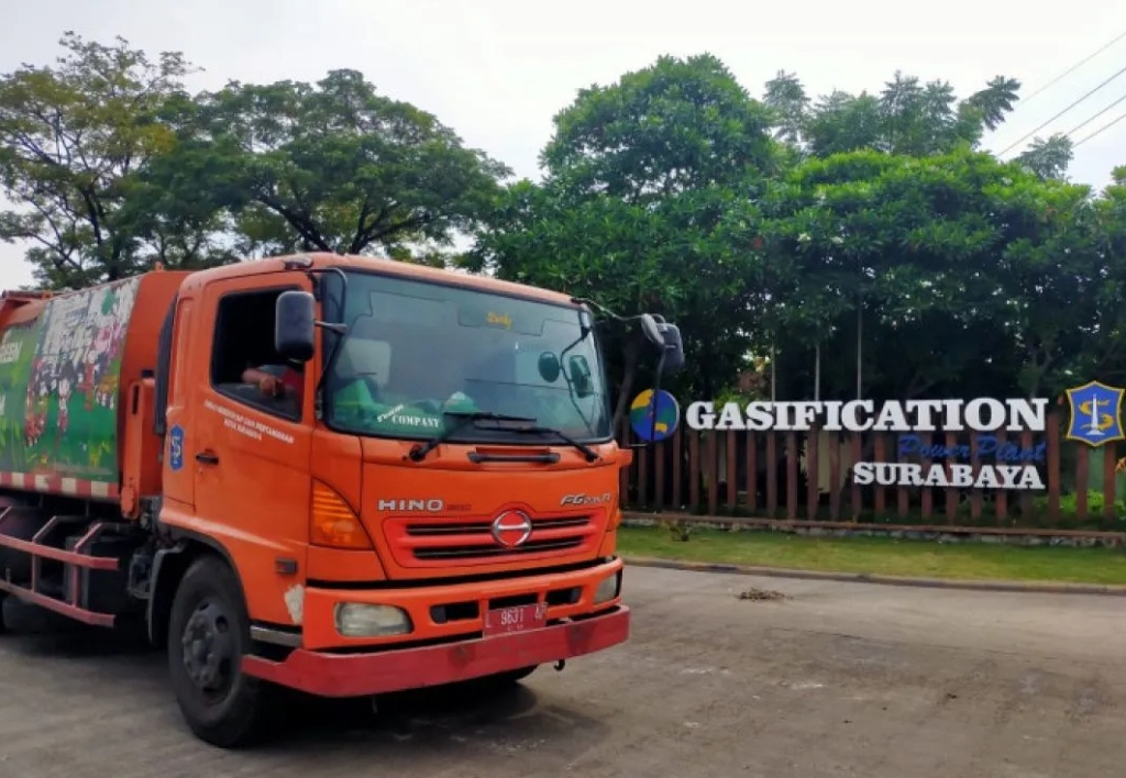 Salah satu truk compactor atau kendaraan pengangkut sampah milik Dinas Lingkungan Hidup (DLH) Surabaya. SP/ SBY