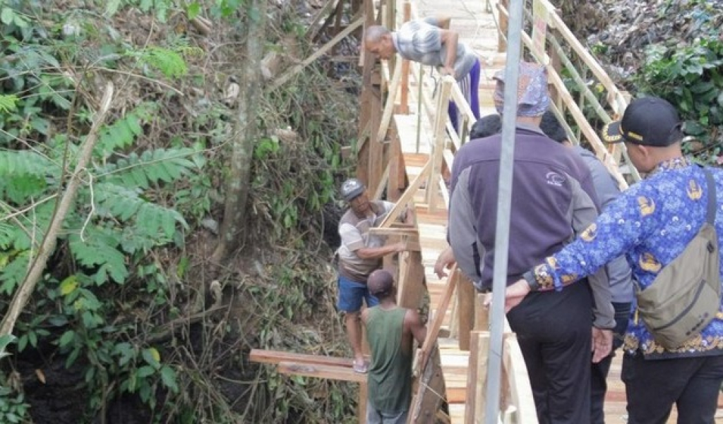 Pembangunan jembatan darurat pejalan kaki sentong di Bondowoso, Jawa Timur. SP/ BDW