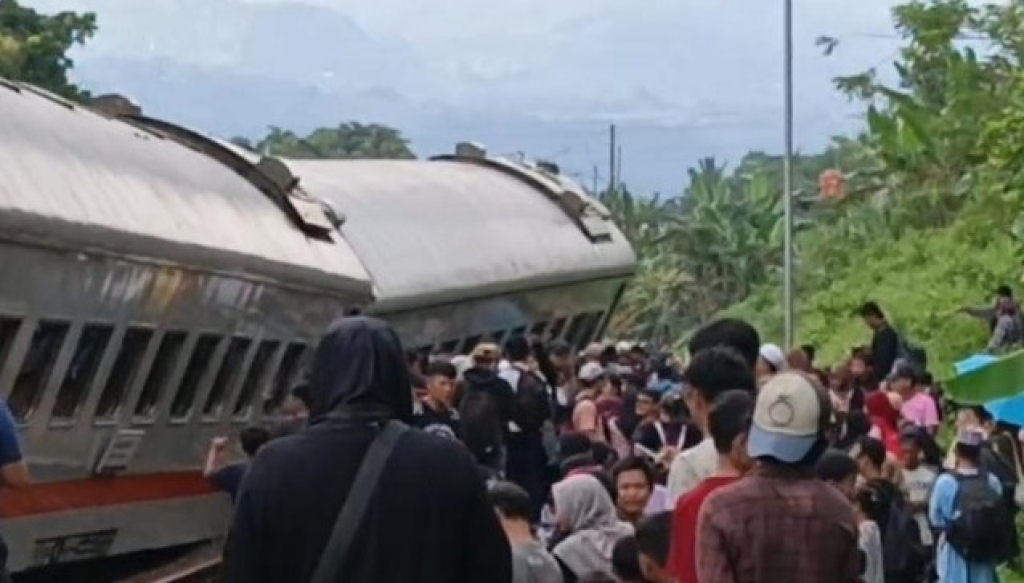 Tangkapan layar video. KA Bangunkarta Jombang-Pasar Senen anjlok di Bumiayu, Brebes. SP/ MLG