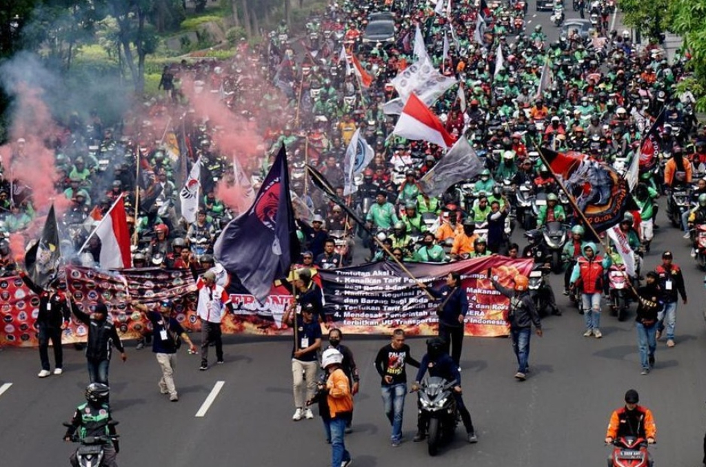 Massa demo ojol melintasi Jalan Raya Darmo menuju ke DPRD Jatim di Jalan Indrapura. SP/ SBY