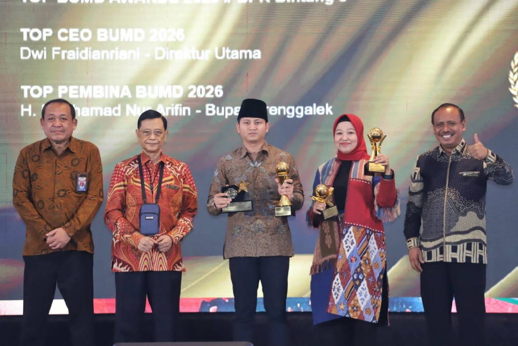 Bupati Trenggalek Mochammad Nur Arifin menerima penghargaan sebagai top pembina BUMD 2026. SP/ DUCHAN