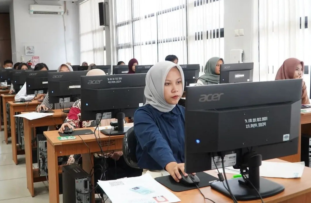 Ilustrasi. Pelajar di Kota Madiun yang sedang melakukan ujian UTBK 2026. SP/ MDN