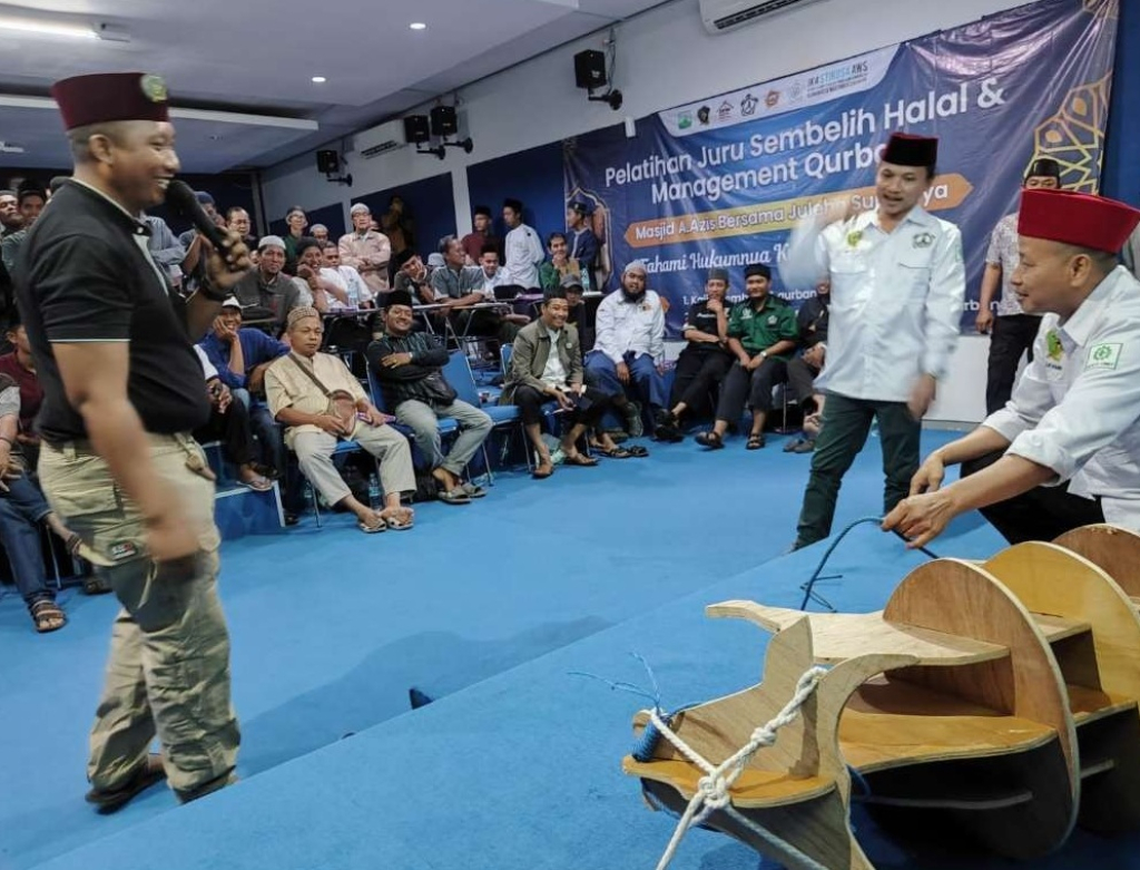 RPH Surabaya menggelar program edukatif “Madrasah Asah” untuk meningkatkan keterampilan penyembelihan hewan kurban. SP/ SBY