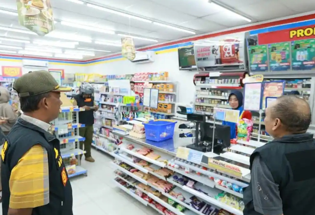 Salah satu toko ritel modern di Kabupaten Banyuwangi, Jawa Timur saat dilakukan sidak terkait pembatasan jam operasional. SP/ BYW