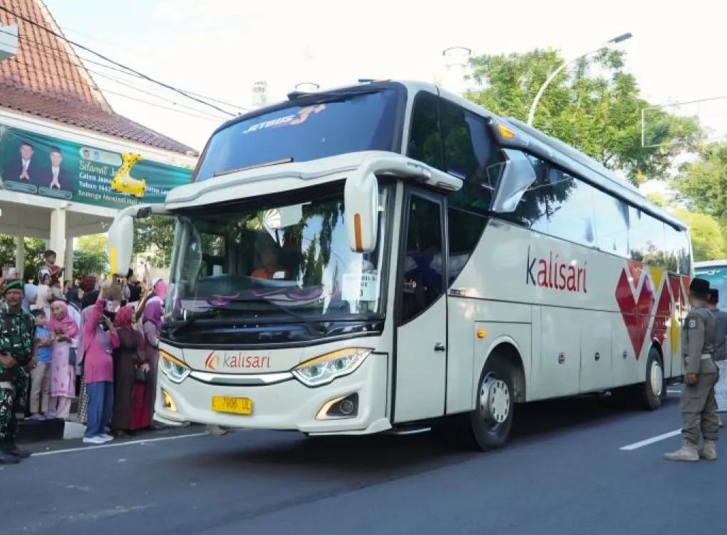 Bus yang mengangkut jamaah calon haji kloter 30 diberangkatkan dari Pendopo Lokatantra, Lamongan. SP/ LMG