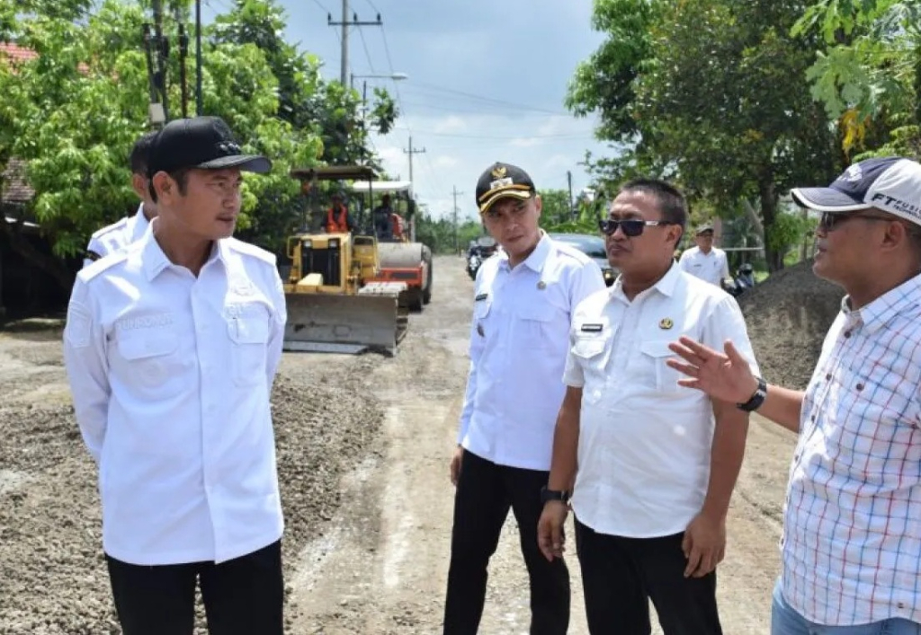 Bupati Lamongan Yuhronur Efendi (kiri) berdialog dengan jajaran saat meninjau perbaikan jalan program Jalan Mantap dan Alus Lamongan (Jamula) di ruas Plembon–Sukodadi. SP/ LMG