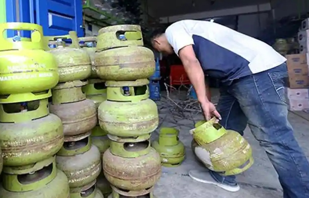 Ilustrasi. Pendistribusian gas elpiji 3 kg ke pengecer (toko-toko) kecil milik masyarakat sekitar Lumajang, Jawa Timur. SP/ LMJ