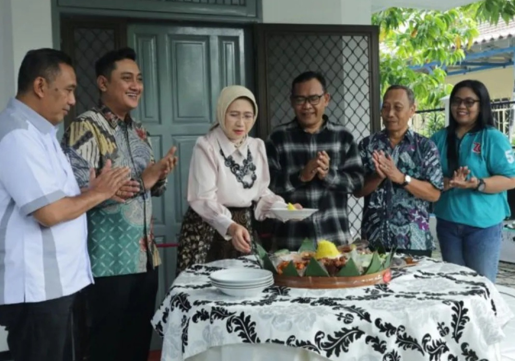 Bupati Lumajang Indah Amperawati dan Wabup Yudha Adji Kusuma meresmikan Rumah Singgah Graha Lamajang di Surabaya. SP/ LMJ