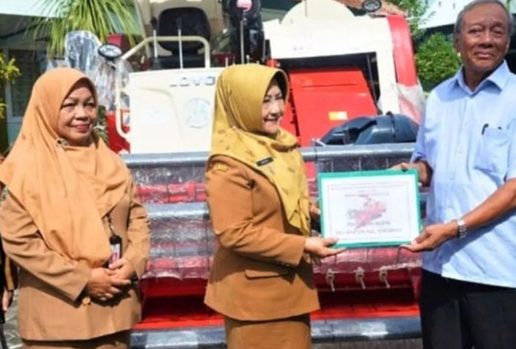 Bupati Magetan Nanik Endang menyalurkan bantuan alat dan mesin pertanian (alsintan) secara simbolis untuk kelompok tani di daerah setempat. SP/ MGT