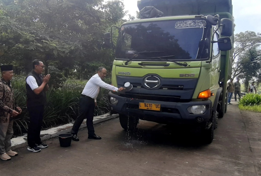 Bupati Ngawi Ony Anwar Harsono saat melepas kiriman perdana RDF. SP/ NGW