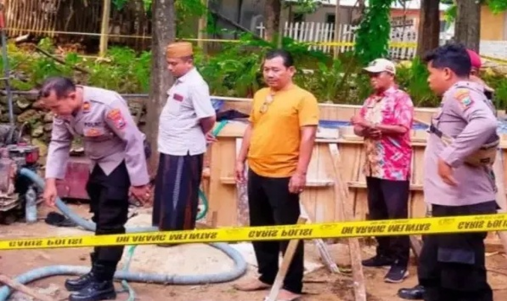 Tim gabungan antara Pemkab Sumenep dengan Polres Sumenep saat meninjau lokasi sumur bor yang mengandung gas di Desa Karduluk, Kecamatan Pragaan. SP/ SMP
