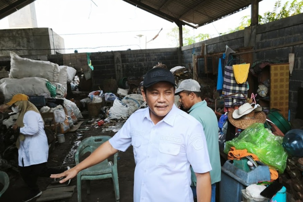 Bupati Sidoarjo Subandi melakukan inspeksi terhadap pengelolaan Tempat Pengolahan Sampah - Reduce, Reuse, Recycle (TPS-3R) di Desa Terungkulon, Kecamatan Krian, Sidoarjo.  SP/ SDA