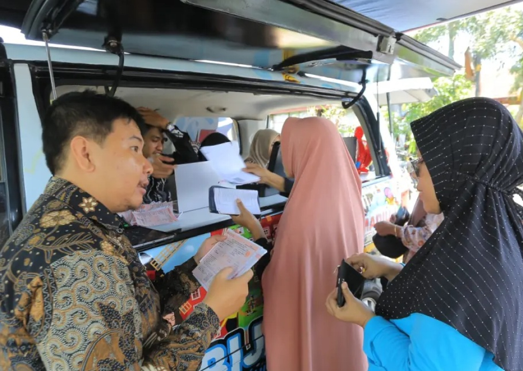 Petugas Bapenda Kota Madiun melayani warga yang ingin membayar PBB dengan membuka layanan pajak keliling di sejumlah tempat strategis. SP/ MDN