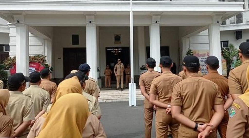 Aparatur Sipil Negeri (ASN) di Kota Malang, Jawa Timur melaksanakan kegiatan apel pagi di balai kota setempat. SP/ MLG