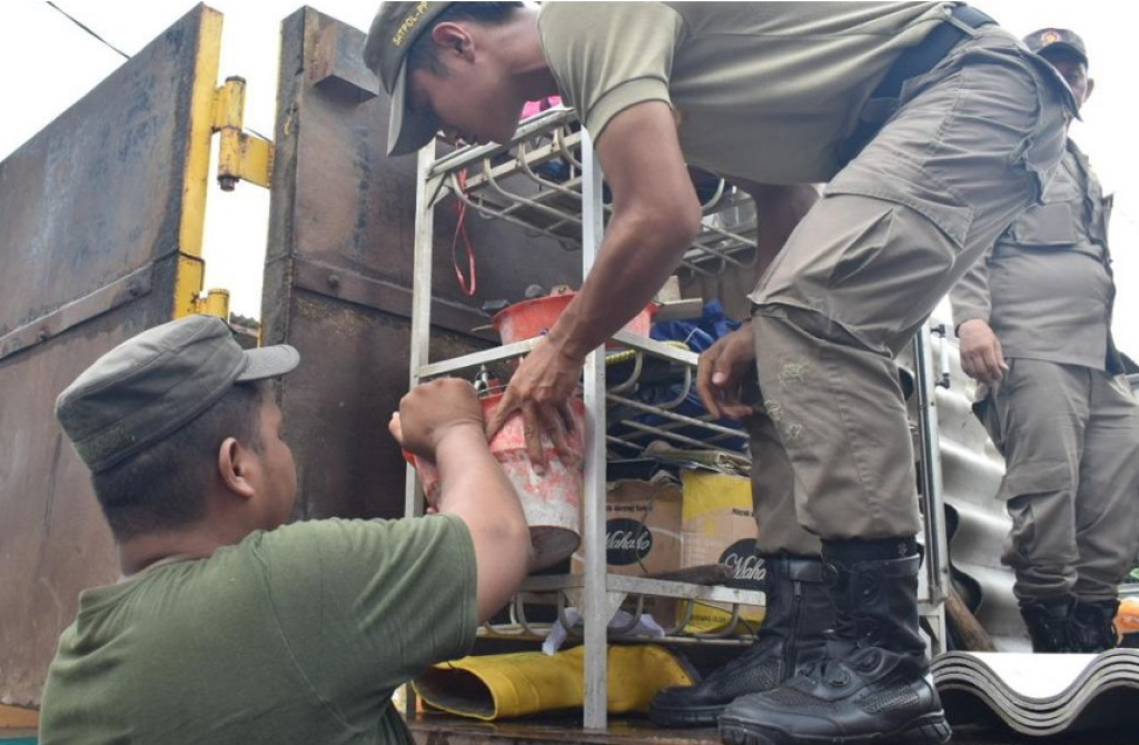 Sejumlah petugas Satpol PP Surabaya saat melakukan normalisasi sungai Kalianak. SP/ SBY