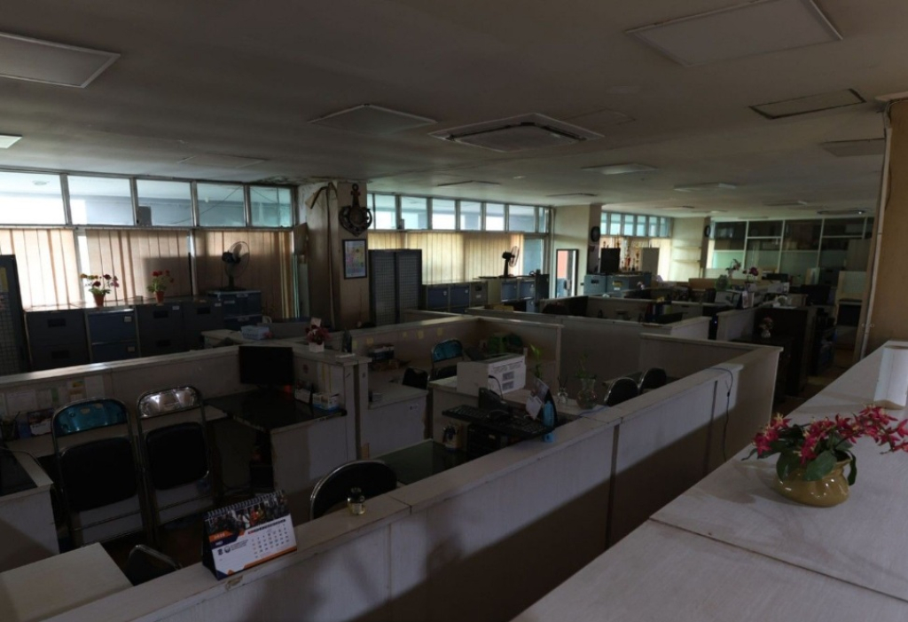 Suasana sepi kantor di Pemkot Surabaya pasca diberlakukan WFH di hari pertama. SP/ SBY