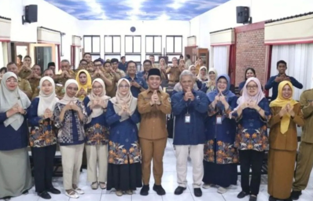 Wali Kota Pasuruan Adi Wibowo (tengah) saat menghadiri sosialisasi program Kelurahan Cinta Statistik di Kota Pasuruan, Jawa Timur.