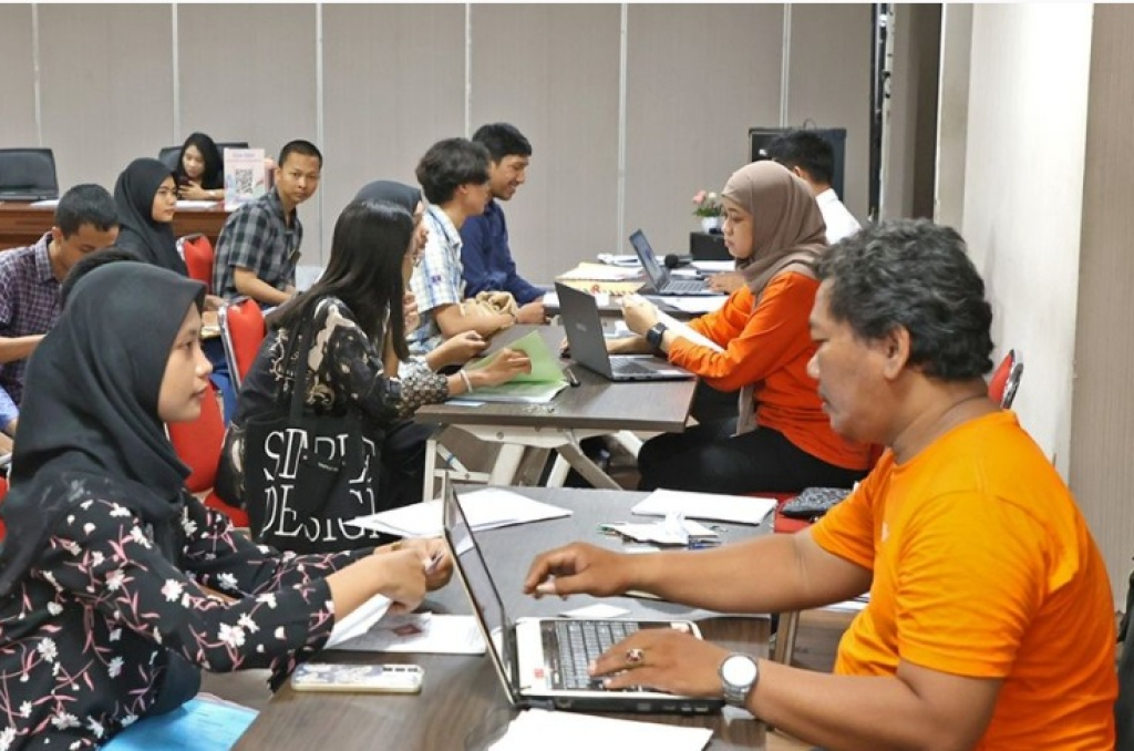 Arsip-Pendaftaran beasiswa tangguh yang merupakan program Pemerintah Kota Surabaya. SP/ SBY