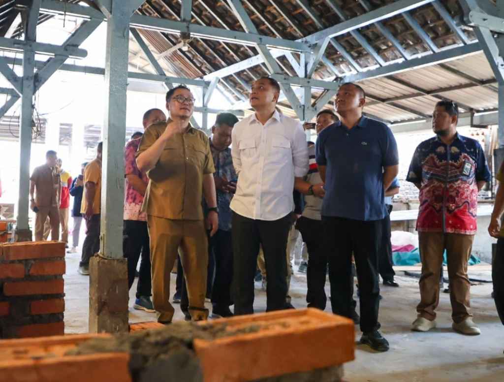 Wali Kota Surabaya, Eri Cahyadi saat turun langsung meninjau proses revitalisasi Pasar Tembok Dukuh di Jalan Kranggan No 120 untuk memastikan pekerjaan berjalan sesuai rencana. SP/ SBY