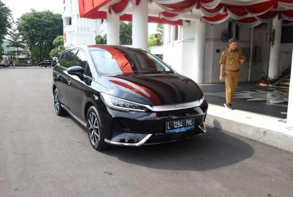 Wali Kota Surabaya Eri Cahyadi menargetkan kendaraan operasional di lingkungan pemerintah kota setempat beralih ke kendaraan listrik. SP/ SBY